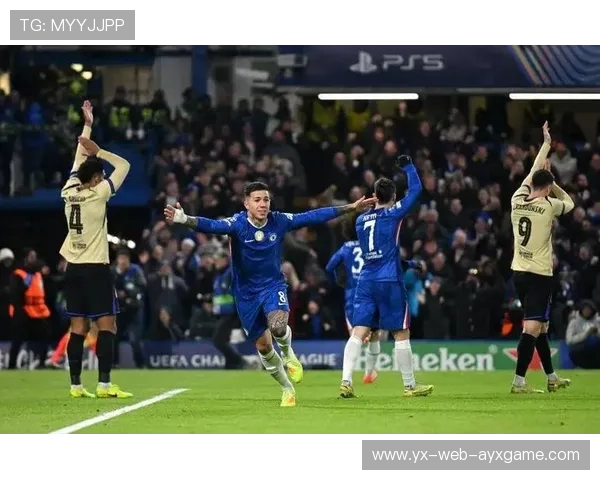 切尔西门将出击化解险情迅速发动反击进球