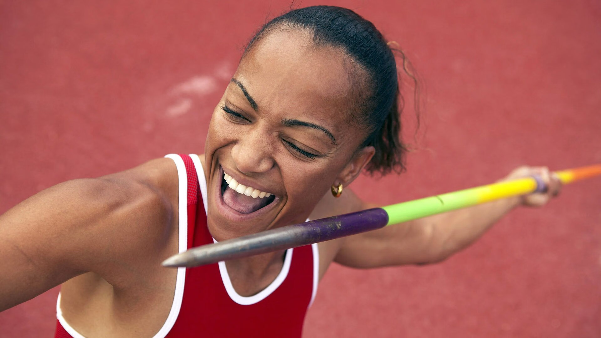 世界杯:球迷为当地小店手绘球队旗帜 增加招揽顾客的氛围感